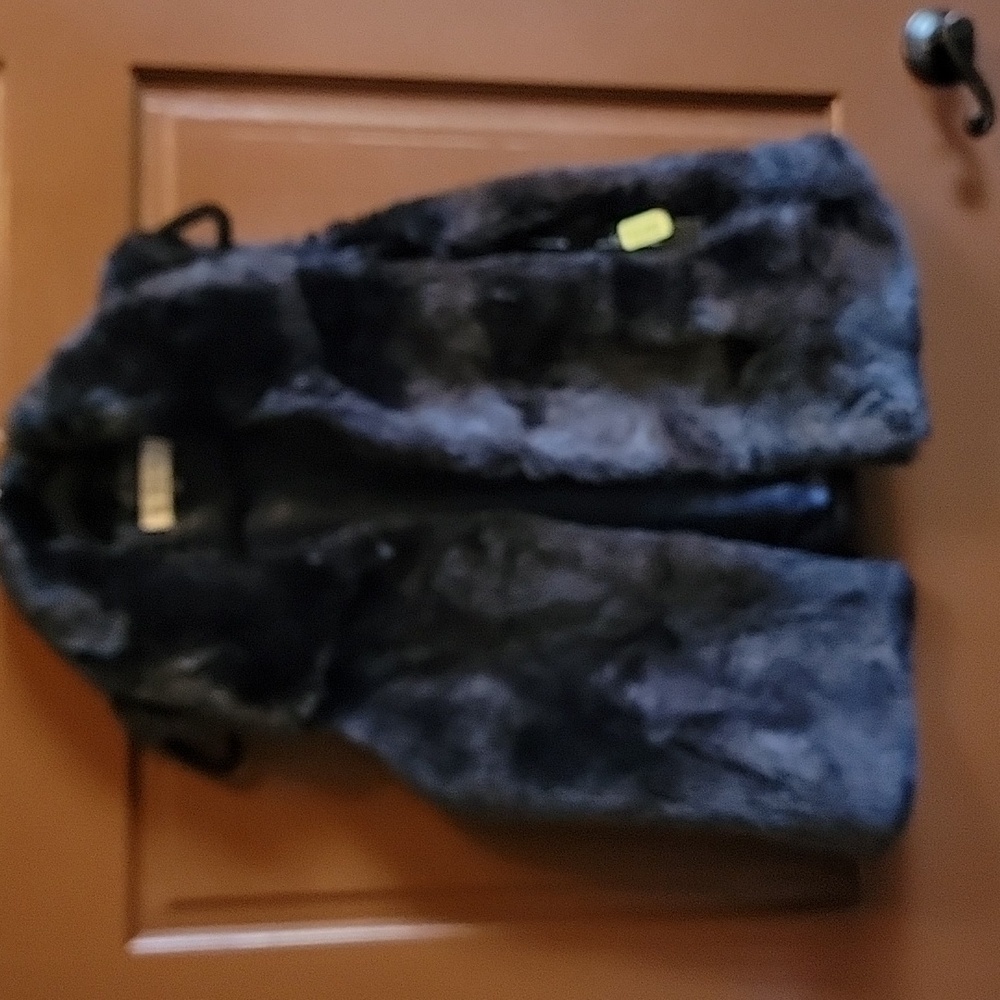 Tahari-Navy faux fur vest, collared Size Large  NWT. - Picture 7 of 9